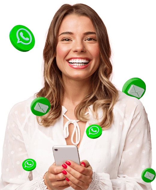 Mulher ao celular automação de envio de mensagens por WhatsApp.